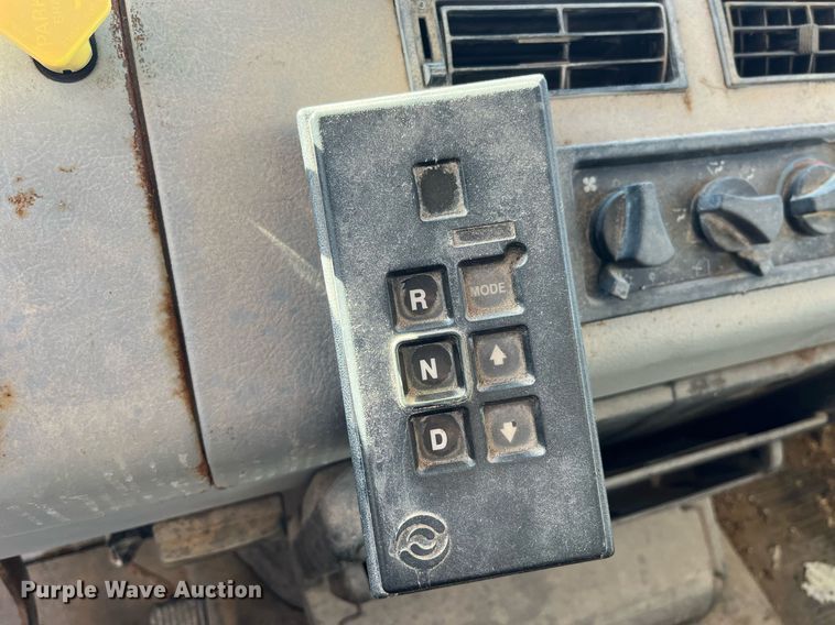 image for item LD9984 2002 Freightliner  FL80 fertilizer delivery truck