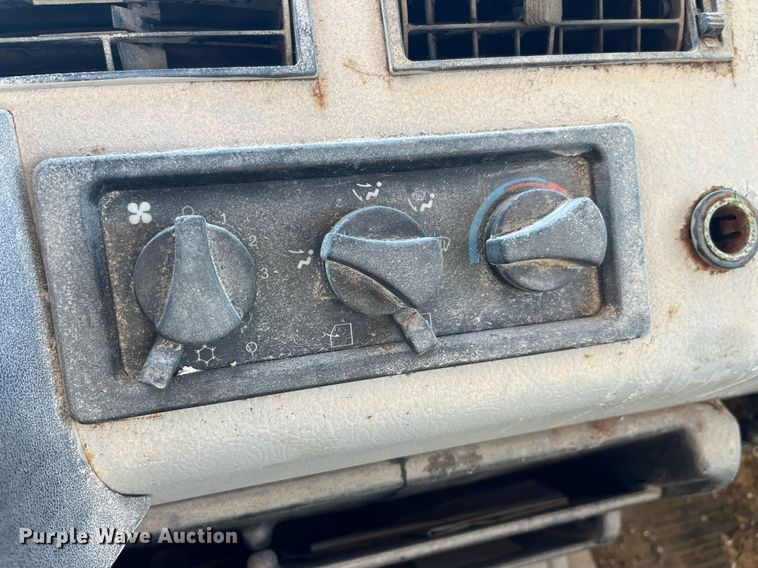 image for item LD9984 2002 Freightliner  FL80 fertilizer delivery truck