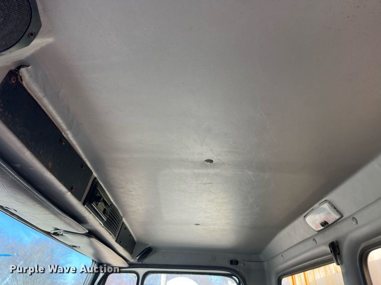 image for item LD9984 2002 Freightliner  FL80 fertilizer delivery truck