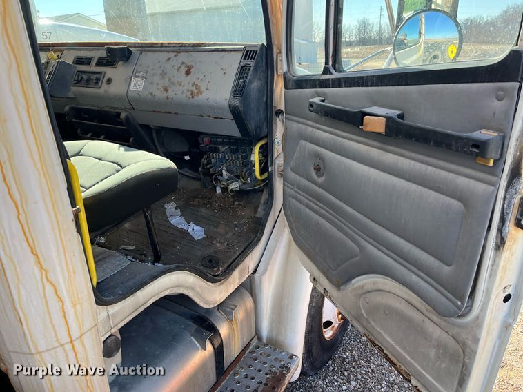 image for item LD9984 2002 Freightliner  FL80 fertilizer delivery truck