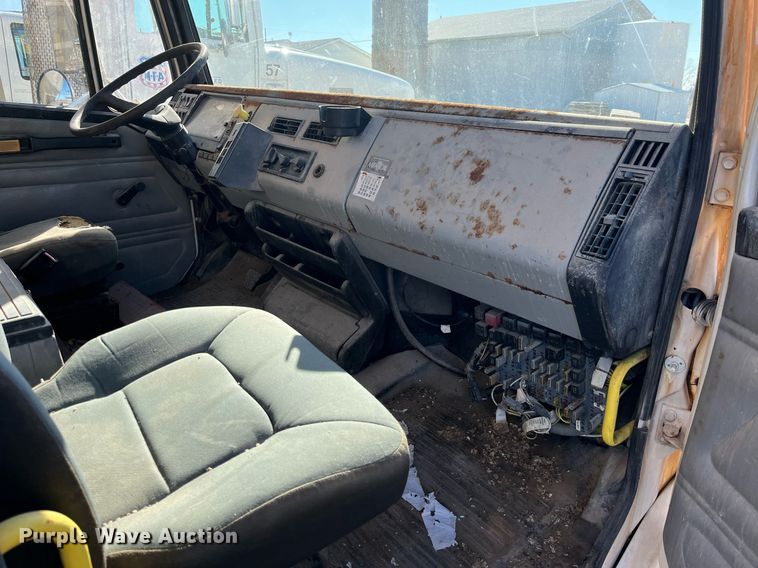 image for item LD9984 2002 Freightliner  FL80 fertilizer delivery truck