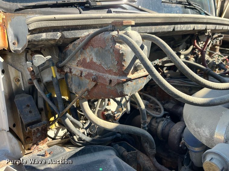 image for item LD9984 2002 Freightliner  FL80 fertilizer delivery truck