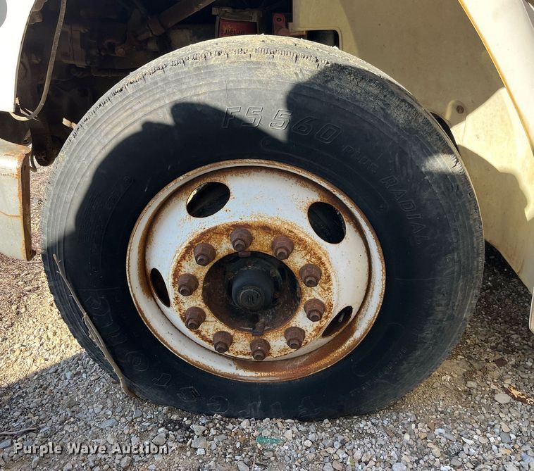 image for item LD9984 2002 Freightliner  FL80 fertilizer delivery truck