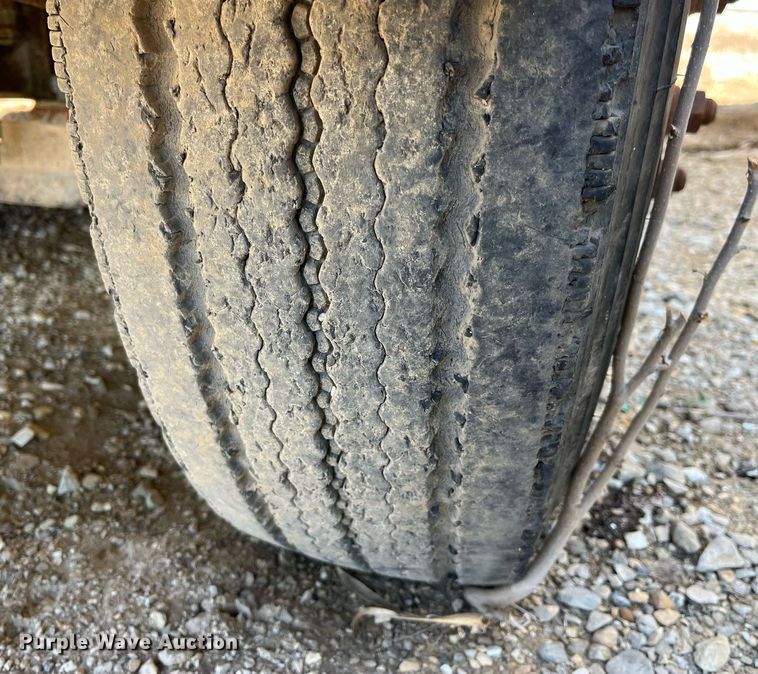 image for item LD9984 2002 Freightliner  FL80 fertilizer delivery truck