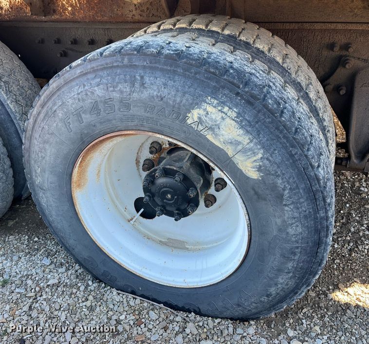 image for item LD9984 2002 Freightliner  FL80 fertilizer delivery truck