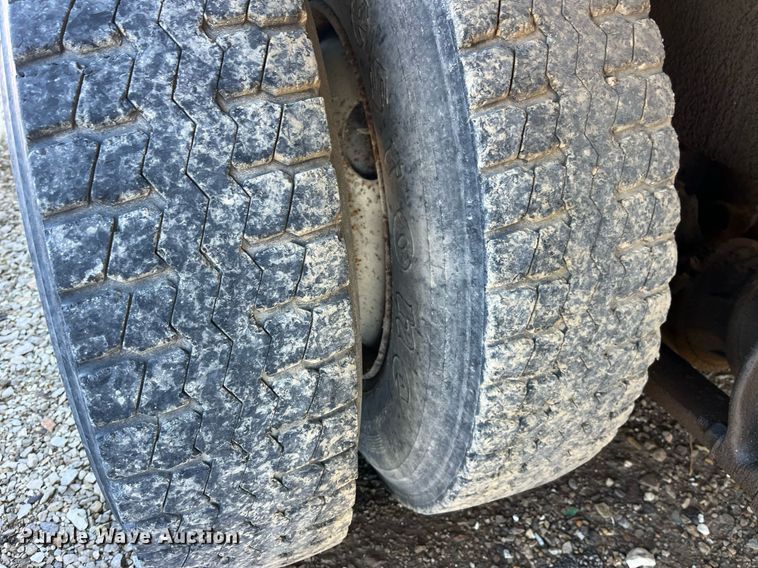 image for item LD9984 2002 Freightliner  FL80 fertilizer delivery truck