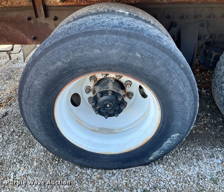 image for item LD9984 2002 Freightliner  FL80 fertilizer delivery truck