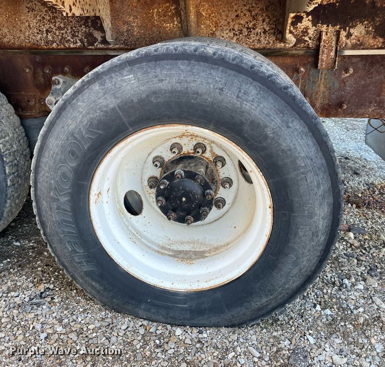 image for item LD9984 2002 Freightliner  FL80 fertilizer delivery truck