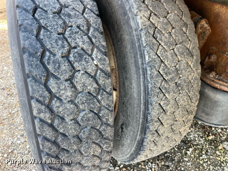 image for item LD9984 2002 Freightliner  FL80 fertilizer delivery truck