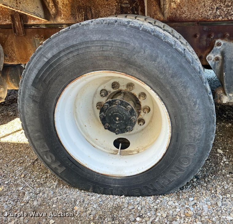 image for item LD9984 2002 Freightliner  FL80 fertilizer delivery truck