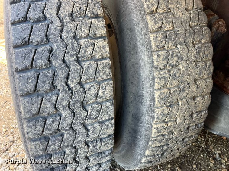 image for item LD9984 2002 Freightliner  FL80 fertilizer delivery truck