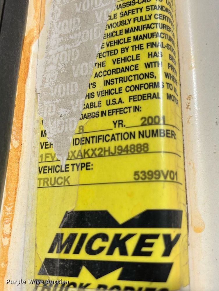 image for item LD9984 2002 Freightliner  FL80 fertilizer delivery truck