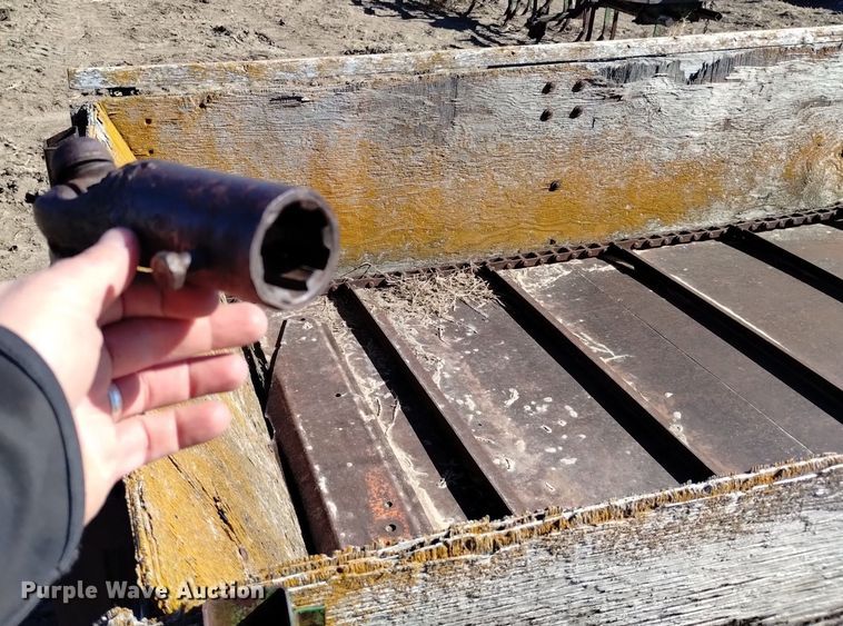 image for item LN9941 Farmhand 6025 manure spreader