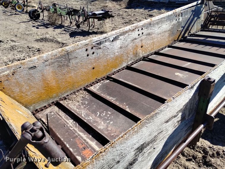 image for item LN9941 Farmhand 6025 manure spreader