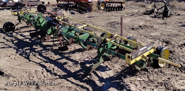image for item LN9943 John Deere 71 planter
