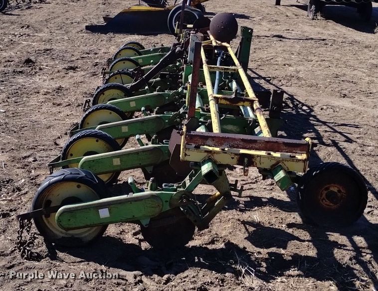 image for item LN9943 John Deere 71 planter