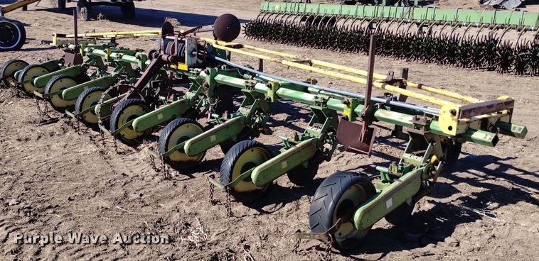 image for item LN9943 John Deere 71 planter