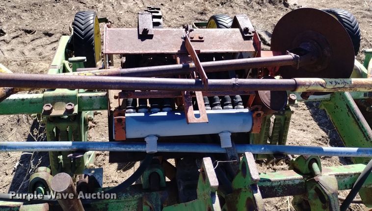 image for item LN9943 John Deere 71 planter