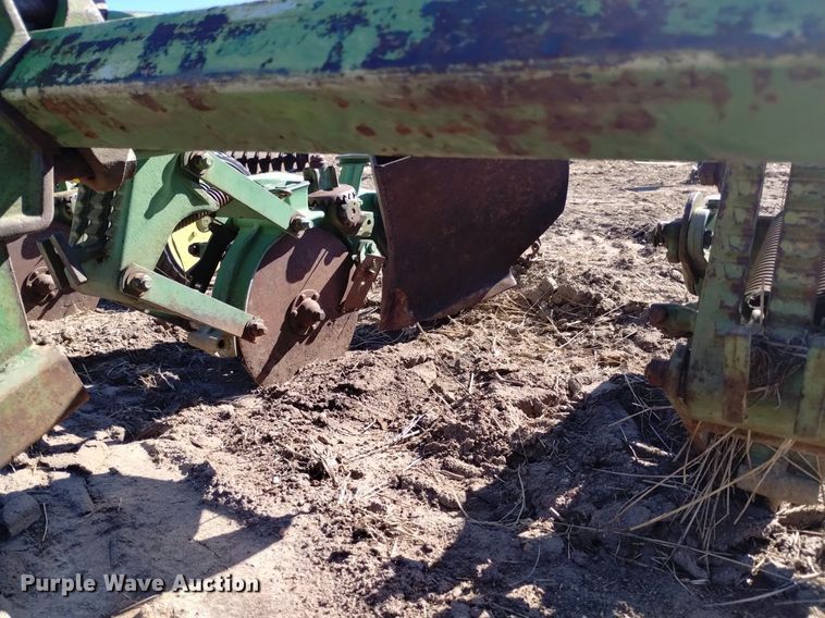 image for item LN9943 John Deere 71 planter