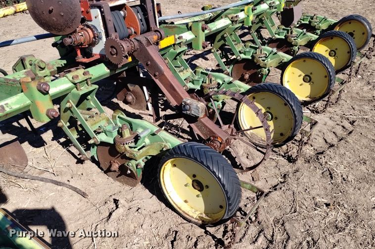 image for item LN9943 John Deere 71 planter