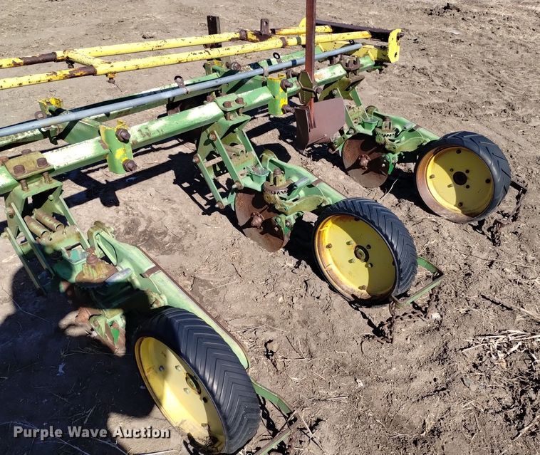 image for item LN9943 John Deere 71 planter
