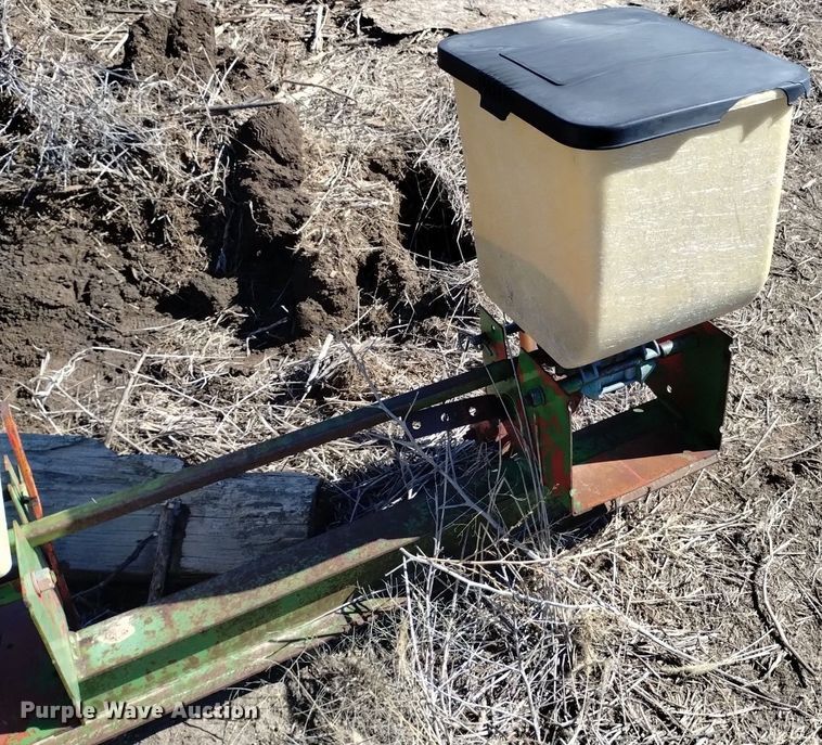 image for item LN9943 John Deere 71 planter