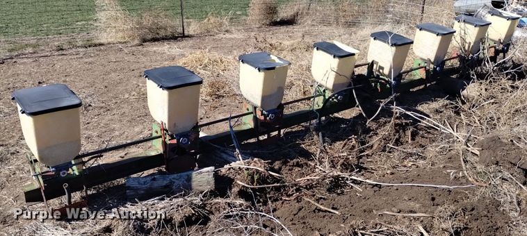 image for item LN9943 John Deere 71 planter