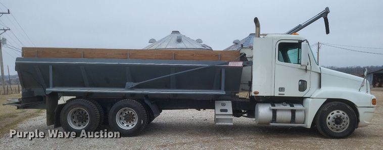 image for item MI9965 2008 Freightliner Century Class S/T manure spreader truck