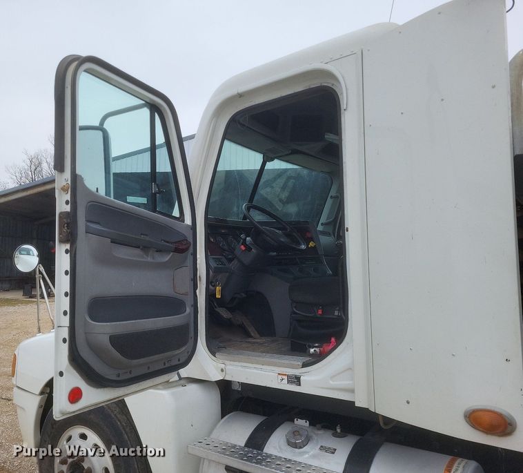 image for item MI9965 2008 Freightliner Century Class S/T manure spreader truck