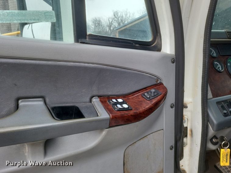 image for item MI9965 2008 Freightliner Century Class S/T manure spreader truck