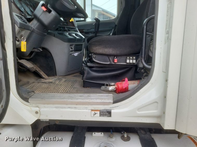 image for item MI9965 2008 Freightliner Century Class S/T manure spreader truck