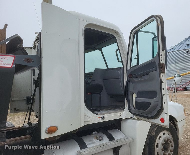 image for item MI9965 2008 Freightliner Century Class S/T manure spreader truck