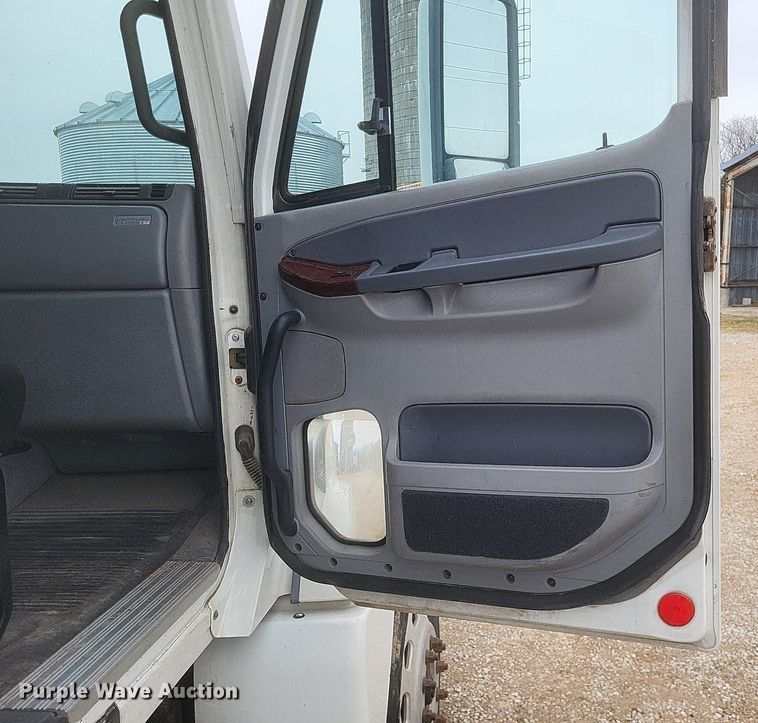 image for item MI9965 2008 Freightliner Century Class S/T manure spreader truck