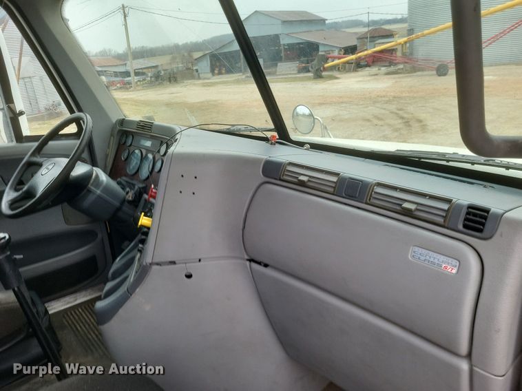 image for item MI9965 2008 Freightliner Century Class S/T manure spreader truck