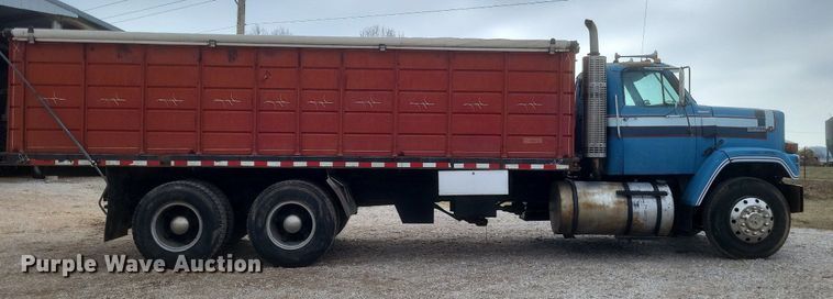 image for item MI9967 1978 GMC   Brigadier  grain truck