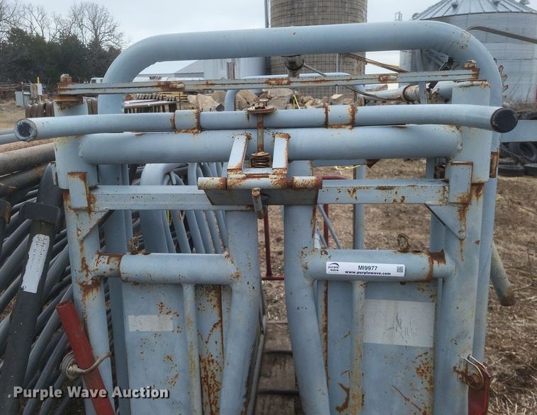 image for item MI9977 Priefert    Squeeze chute