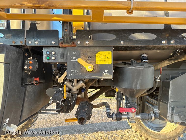 image for item NF9422 2012 Rogator RG1100 sprayer