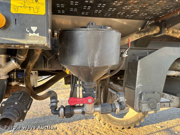 image for item NF9422 2012 Rogator RG1100 sprayer