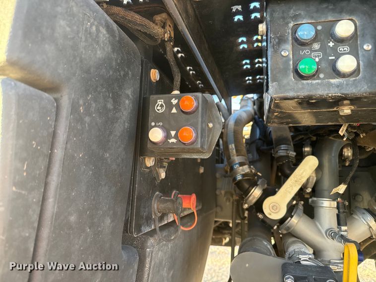 image for item NF9422 2012 Rogator RG1100 sprayer