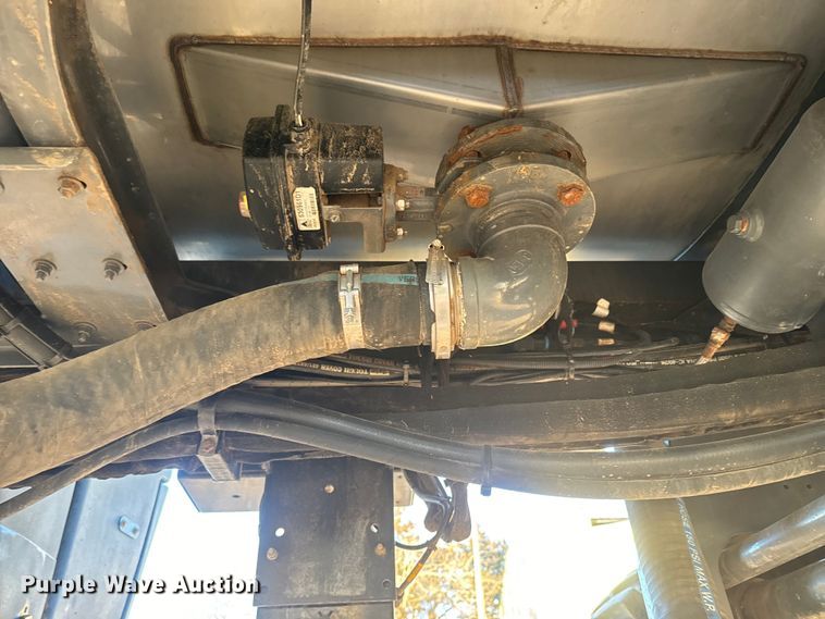 image for item NF9422 2012 Rogator RG1100 sprayer