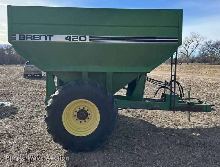 image for item NJ9352 Brent 420F grain cart