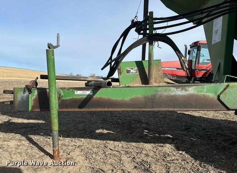 image for item NJ9352 Brent 420F grain cart