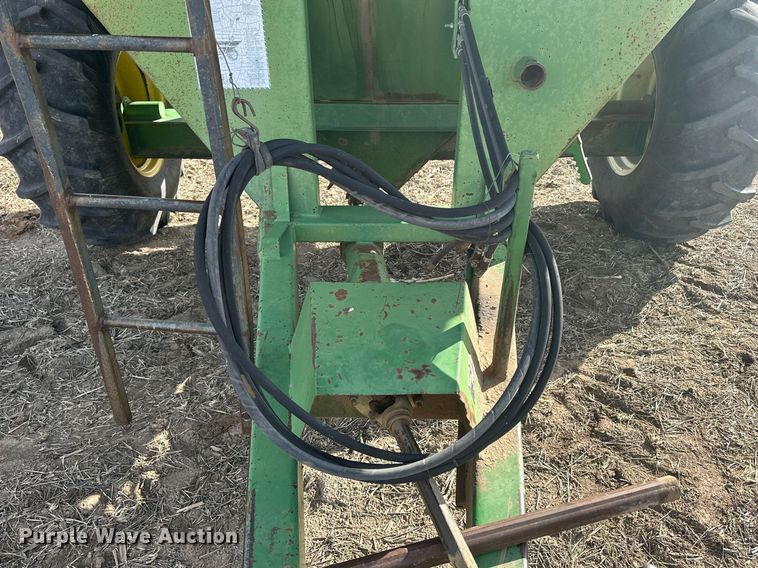 image for item NJ9352 Brent 420F grain cart