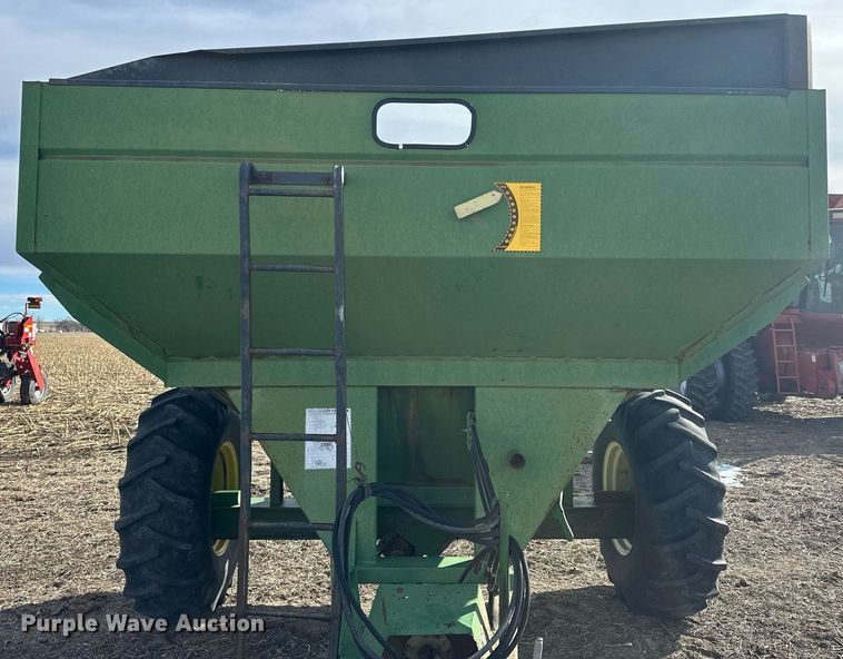 image for item NJ9352 Brent 420F grain cart