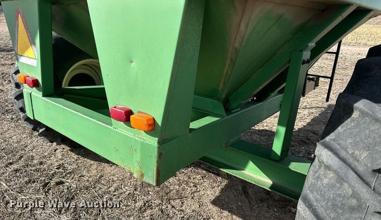 image for item NJ9352 Brent 420F grain cart