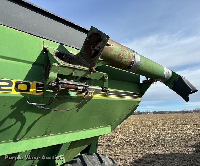 image for item NJ9352 Brent 420F grain cart