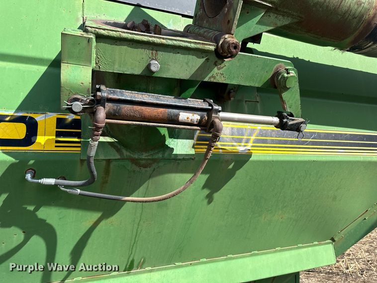 image for item NJ9352 Brent 420F grain cart