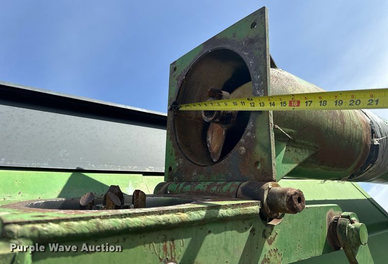 image for item NJ9352 Brent 420F grain cart