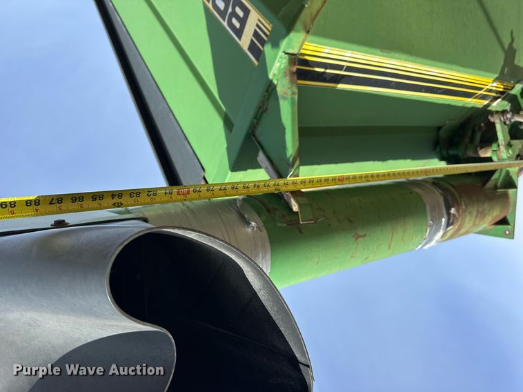 image for item NJ9352 Brent 420F grain cart