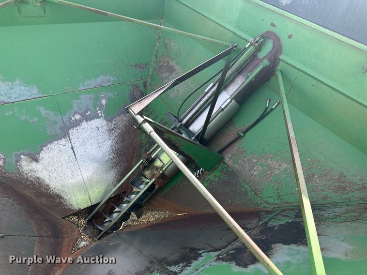 image for item NJ9352 Brent 420F grain cart